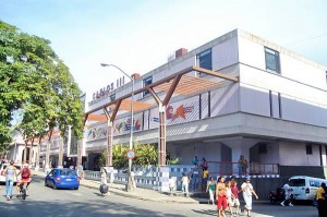 The unofficial videos show police operations at the Guantánamo Meat Packing Company, the Carlos III shopping center in Havana and the Community Services Company of Old Havana.