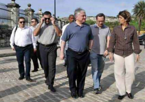Armenian Foreign Minister Edward Nalbandian tours old Havana last Thursday.