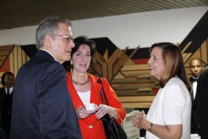 U.S. Assistant Secretary for Western Hemisphere Affairs Roberta Jacobson (C), Josefina Vidal (R), director of U.S. affairs at the Cuban foreign ministry and Chief of Mission at the U.S. Interests Section in Havana Jeffrey DeLaurentis stand together in Havana January 22, 2015. 
