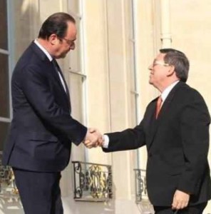 President Hollande meeting Bruno Rodriguez at the entrance to the Elysee Palace.