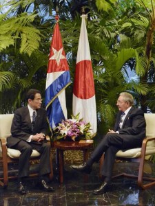 Japanese foreign minister Fumio Kishida together with Raúl Castro.