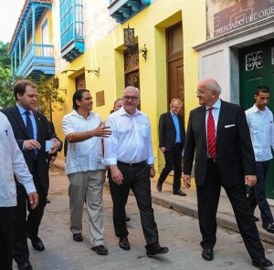 Steinmeier and entourage touring Old Havana after their arrival.