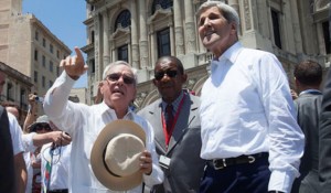 Secretary of State Kerry being guided through Old Havana by the city historian (on left), Eusebio Leal. (Photo from Cubadebate)