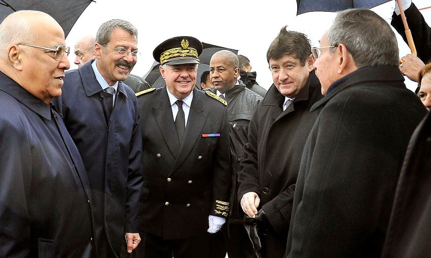 Arriving at Orly Airport, Raúl Castro is welcomed by Patrick Kanner, right, minister of City, Youth and Sports; Thierry Leleu, in uniform, prefect of the Val Marne region, and Jean-Marie Bruno, second from left, French ambassador to Cuba. At left is Ricardo Cabrisas Ruiz, vice president of the Cuban Council of Ministers.