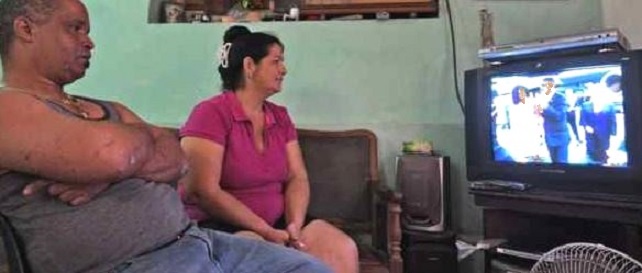 Havana residents watching Obama's arrival on TV.
