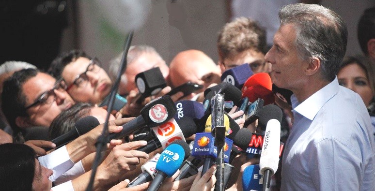 Argentine president Mauricio Macri being questioned by reporters.