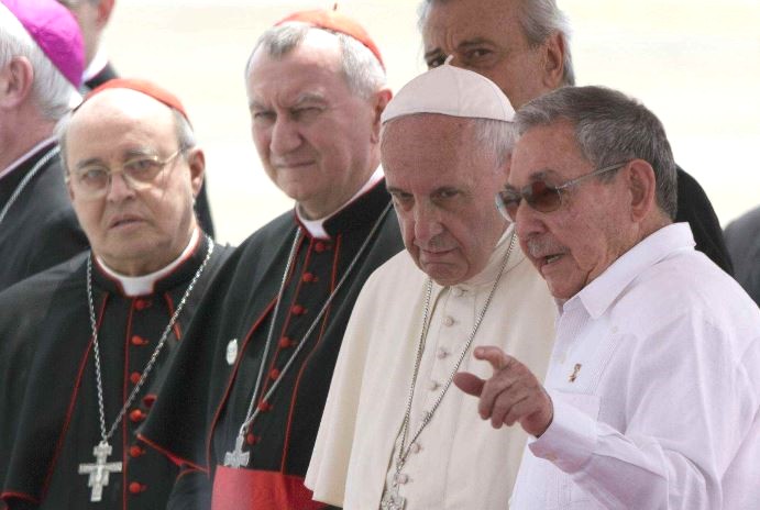Ortega and the Vatican Secretary of State, Pietro Parolin, listening to conversation between Pope Francis and Raúl Castro, September 2015 in Havana.