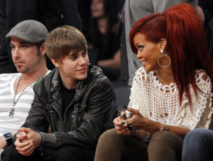 Justin Bieber and Rihanna at a basketball game.