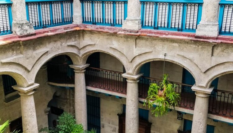 10-Havana-Architecture-Urban-Exploration-Isobel-McKenzie-Editor-Nonagon-Style-N9s-Isobel-McKenzie-columns-blue-courtyard-relaxing